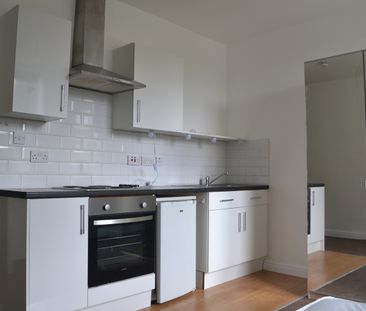 Studio Flat, Bolton Road, M6 - Photo 2