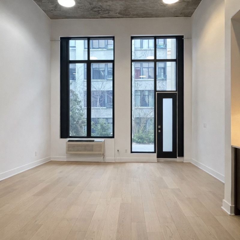 Immeuble du condo « Lofts Impérial ». Projet de condo qui à gagné le prix de la meilleure conversion d'immeuble en 2009. Vous y trouverez plusieurs services dans l'immeuble : piscine extérieur, chalet urbain avec babillard et cuisine, salle d'exercice ainsi que 2 terrasses sur le toit avec BBQ. - Photo 1