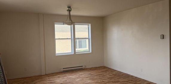 🏠 GRAND 4½ RÉNOVÉ — 2 CHAMBRES FERMÉES — SEPTEMBRE OFFERT - Photo 2