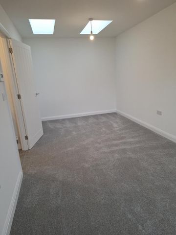 1 bedroom coach house to rent - Photo 2