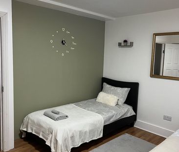 3 Bed Maisonette, Parfett Street, E1 - Photo 4