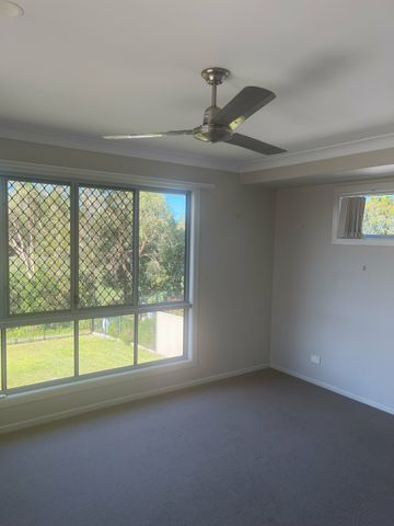 Spacious 4-Bedroom Home Backing Onto the Golf Course - Photo 5