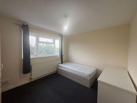 5 bedroom semi-detached house to rent - Photo 4