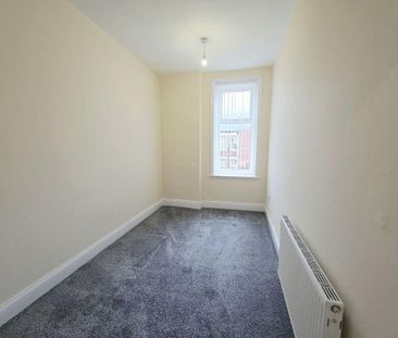 3 bedroom flat to rent - Photo 4