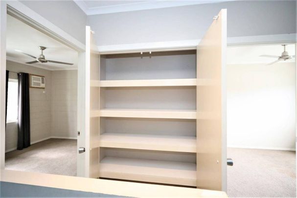 Air conditioned Townhouse - Modern Kitchen - Carport with Storage Locker - Pool - Photo 1