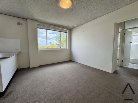 Renovated one bedroom apartment - Photo 3