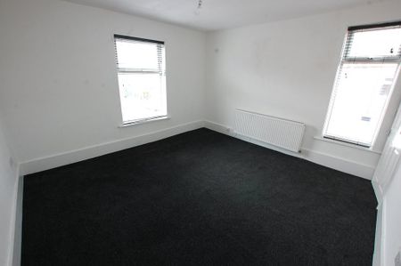 2 bedroom end of terrace house to rent - Photo 2