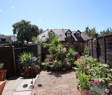 3 bedroom end of terrace house to rent - Photo 2