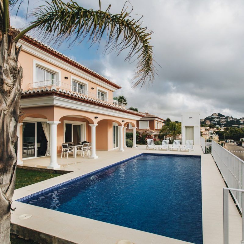 Se alquila para todo el año un estupendo chalet independiente con piscina en Moraira - Photo 1