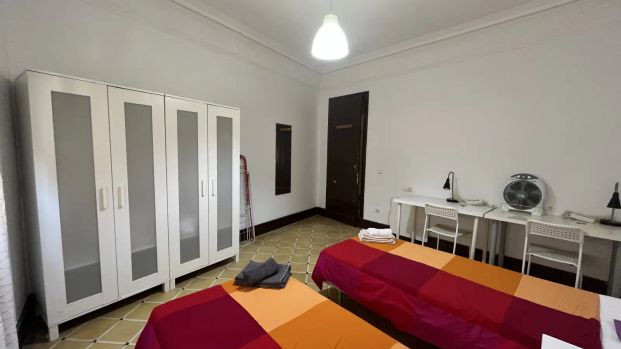 Room in a shared 6-bedroom apartment for rent in Sant Pere Santa Caterina i la Ribera, ideal for students and singles - Photo 1