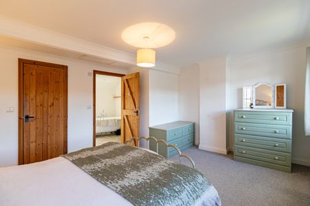 Charming One-Bedroom Cottage - Photo 5