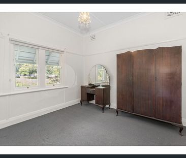 FAMILY HOME SURROUNDED BY PARKLAND AND IDEAL CENTRAL LOCATION - Photo 3