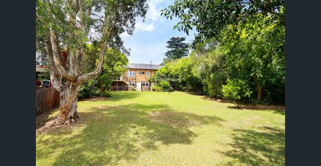 Classic family home in a sought after street with garden and lawn maintenance included - Photo 4