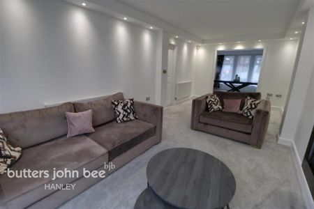 5 bedroom detached house to rent - Photo 4