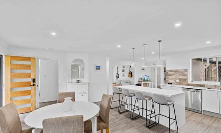 Family home with pool! - Photo 3