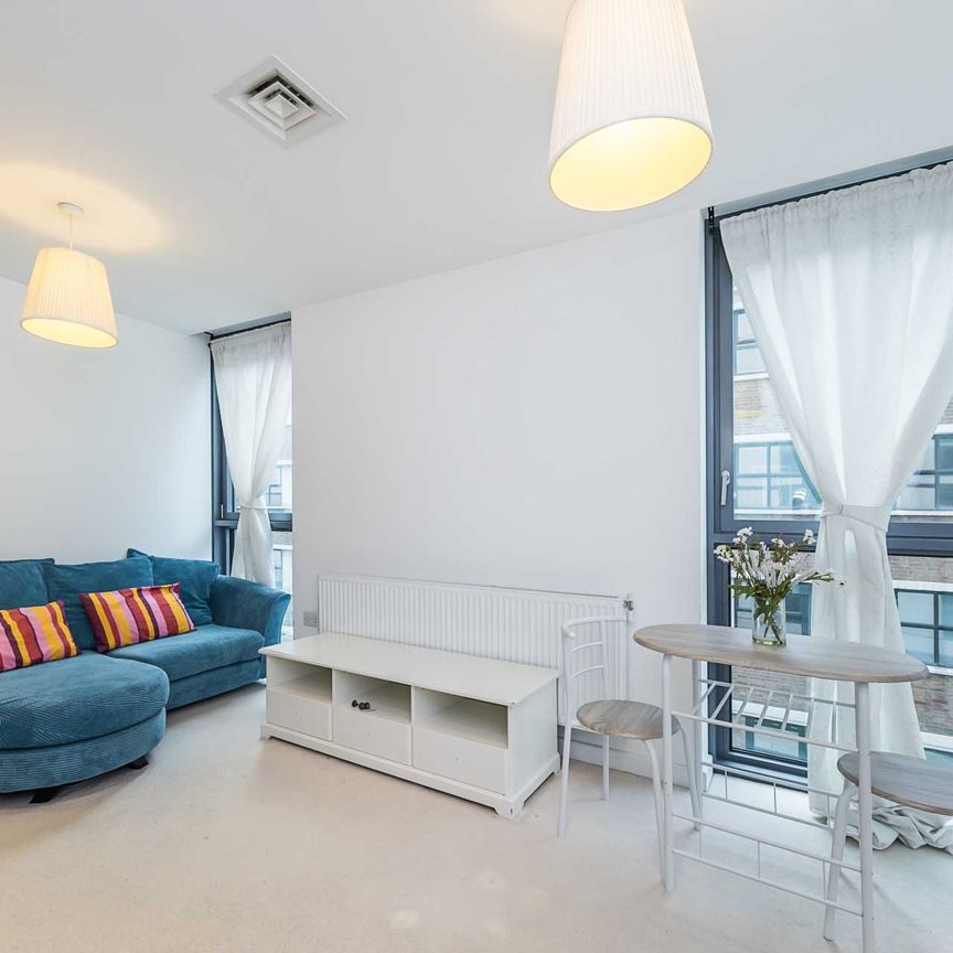 Price £2,500 pcm - Available 04/01/2026 - Furnished - Photo 1