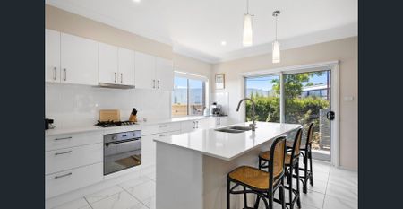 Biiiiig three bedroom, two bathroom townhouse with ducted air conditioning throughout - Photo 3