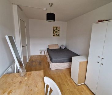 Room in a Shared House, Caledonian Road Station, N7 - Photo 3