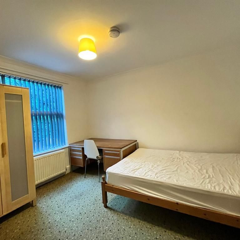 6 bedroom semi-detached house to rent - Photo 1