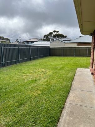 Refurbished 3 Bedroom Home - Spacious Grounds - Photo 1