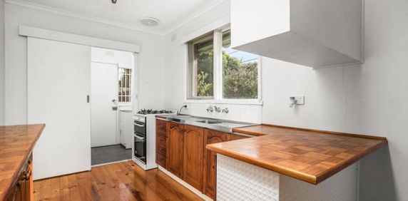 NEAT AS A PIN | HEATING AND COOLING | EASY ACCESS TO TRANSPORT - Photo 2