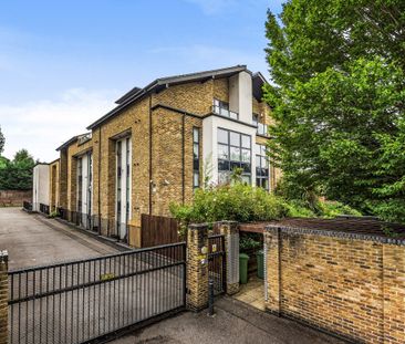 Flat to rent - Meadowcourt Road, London, SE3 - Photo 1