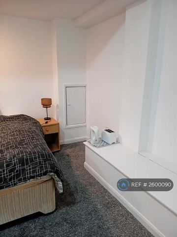 1 bedroom in a house share to rent - Photo 5