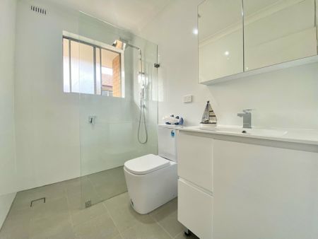 Conveniently Located 2 Bedroom Unit! - Photo 4