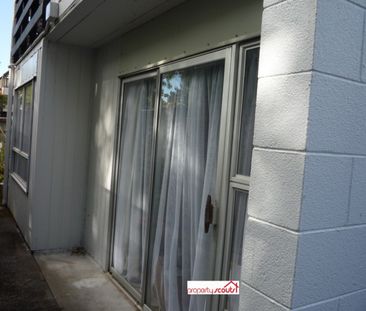 Charming 2 Bedroom Unit in Prime Hamilton East Location - Photo 2