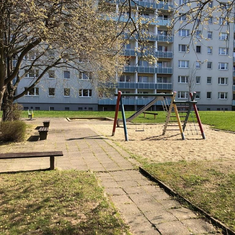 3-Raum-Familienwohnung und den Spielplatz im Wohnumfeld - Photo 1