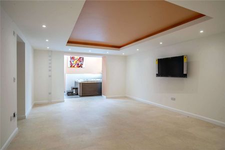 Exquisite "turn key" luxury property with cinema, gym and sauna in exclusive Hale location - Photo 4