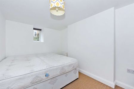 A generously proportioned one bedroom apartment - Photo 4