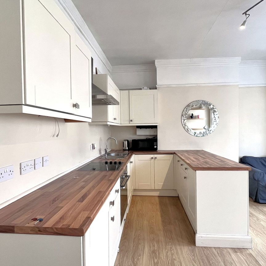 2 double bedroom first floor flat, Acton Lane, London, W3 8NX - Photo 1