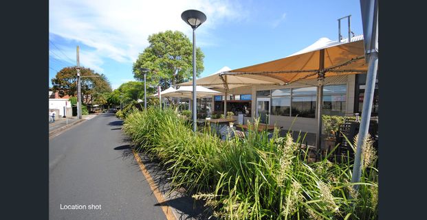 Stylish coastal apartment in the heart of Newport Village - Photo 1