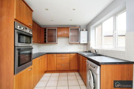 4 bedroom detached house to rent - Photo 2