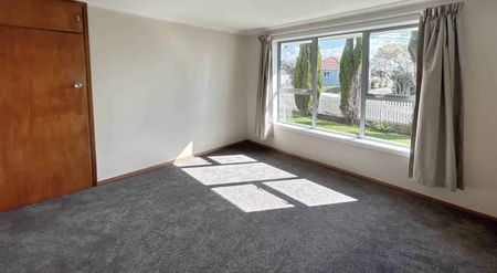 Renovated, Double Glazed! Warm & Cozy! - Photo 2