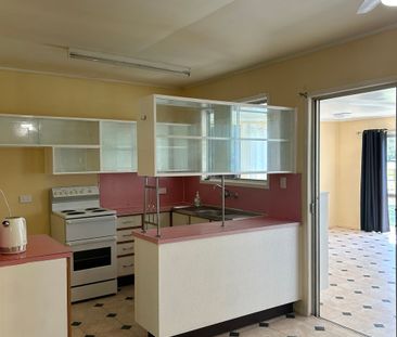 Charming Home in South Toowoomba – a Stone's Throw Away to the Golf... - Photo 3