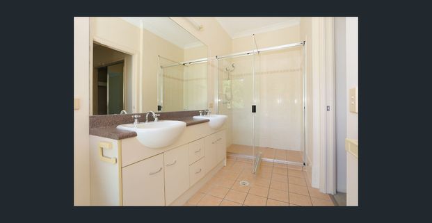 Family Home Close to Everything! - Photo 1