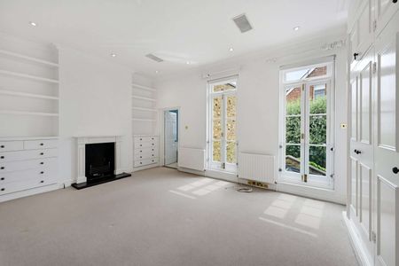 Spacious six bedroom family home with a south west facing garden close to Hurlingham Park. - Photo 3