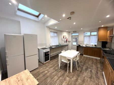 6 bedroom semi-detached house to rent - Photo 5