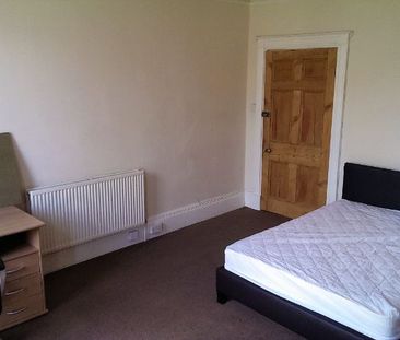 2 bedroom flat - Photo 2