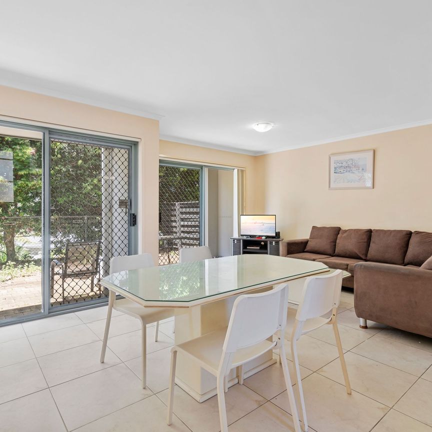 Modern Split-Level Townhouse in Prime Robina Location - Ideal for Students - Photo 1