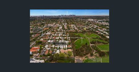 Generously proportioned 1970’s apartment in quiet park-side location - Photo 3