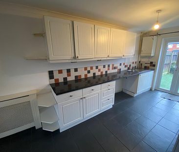 £1,250 PCM, Three Bedroom House with Off-Road Parking and Large Enc... - Photo 5