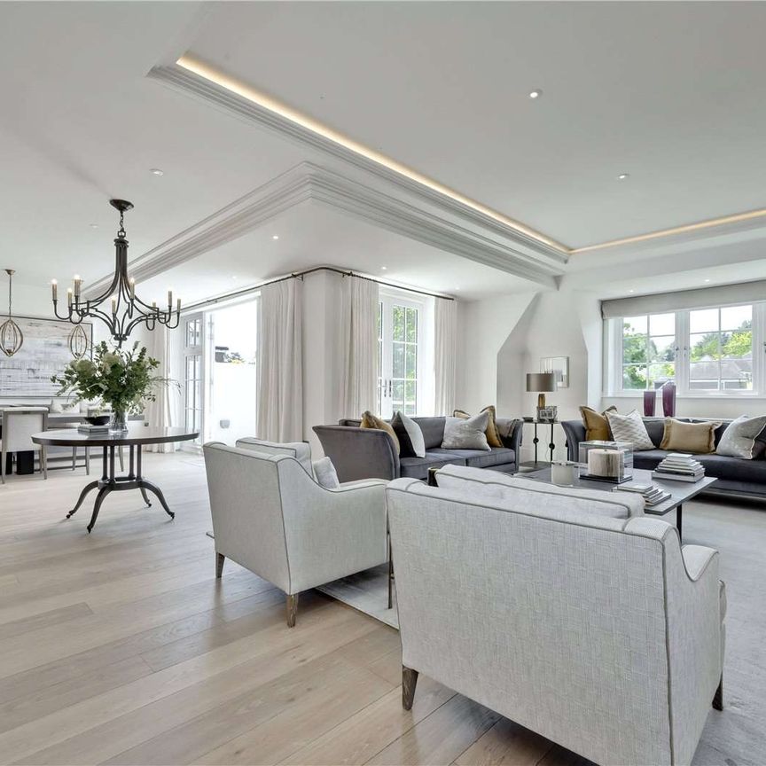 Luxurious penthouse apartment set in a gated development in a prestigious private road. - Photo 1