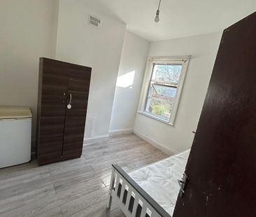 Room in a Shared House, Brownhill Road, SE6 - Photo 6