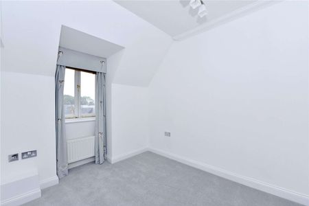 An immaculate two double bedroom apartment situated on the popular and private Longbourn development. - Photo 3