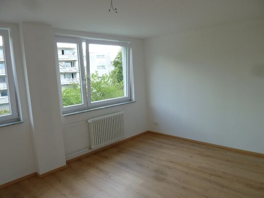 Ankommen, wohlfühlen, bleiben: Eine moderne Wohnung mit Design-Bodenbelag in zentraler Lage - Photo 1