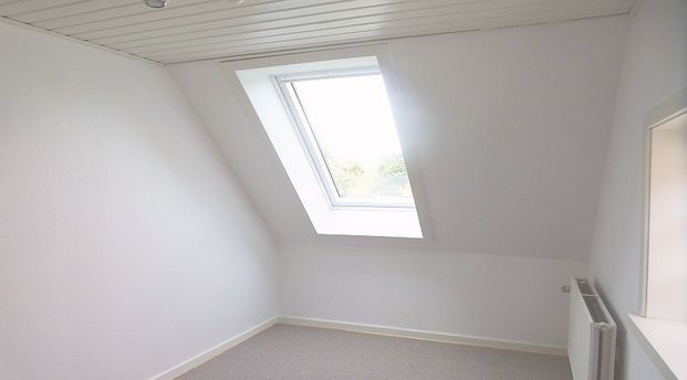 Lejlighed attraktivt beliggende i en længe i stor gård - direkte adgang til dejlig, ældre have og P-plads. Tæt ved smuk natur og gode busforbindelser på kongevejen - kort afstand til Hørsholm centrum og motorvejen. - Foto 1