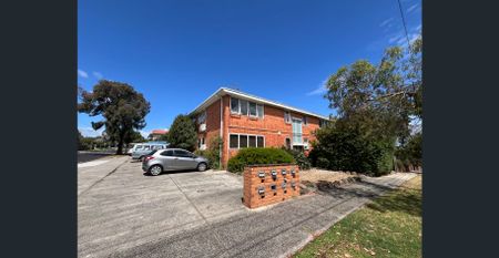 Space & style in prime Thornbury location - Photo 4